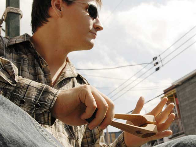 Jouer de la cuillère musicale